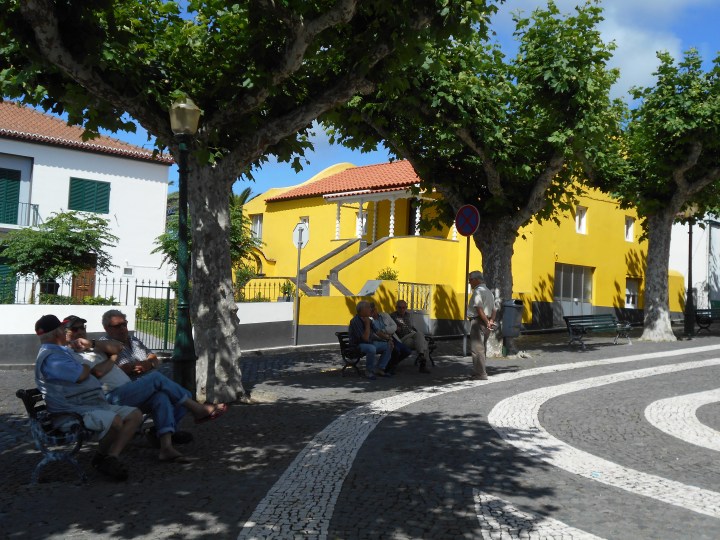 głowny plac w Mosteiros