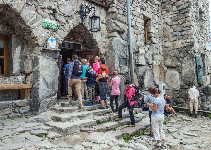 Murowaniec schroisko lato tłum