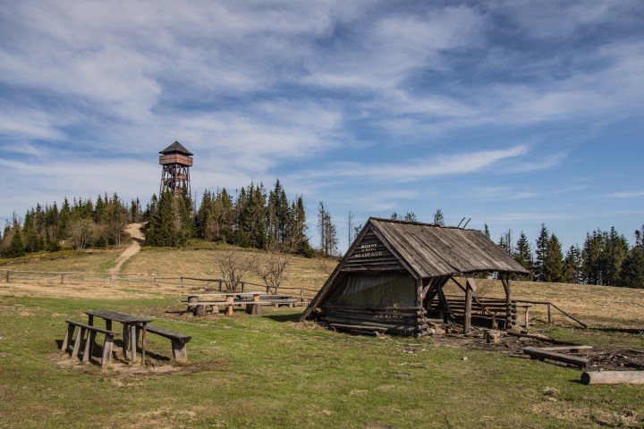 wieża widokowa i baza namiotowa na Lubaniu
