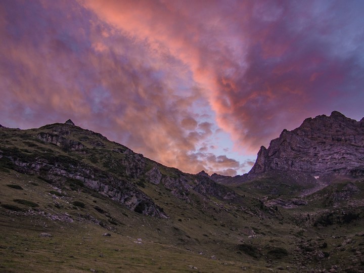 Refuge des Espuguettes Gavarnie Pireneje wschód słońca biwak